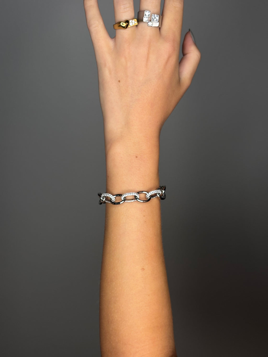 Palma Chunky Bracelet i sølvfarve på håndled