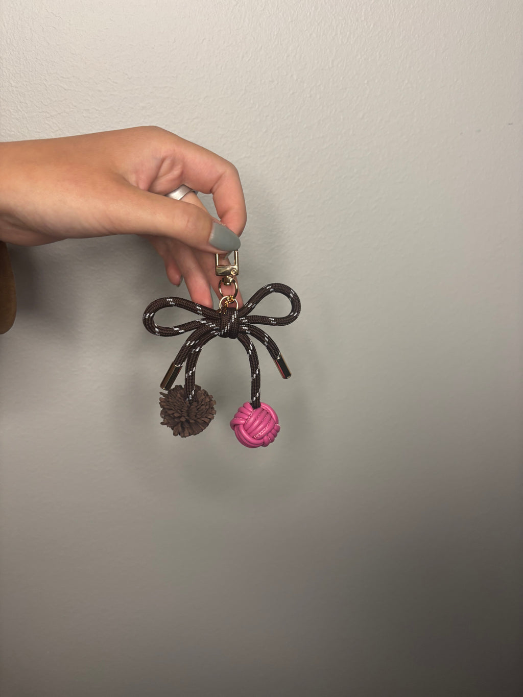 Zoey Bow Keyhanger fra ATHALOU