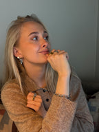 Soff Earring fra ATHALOU