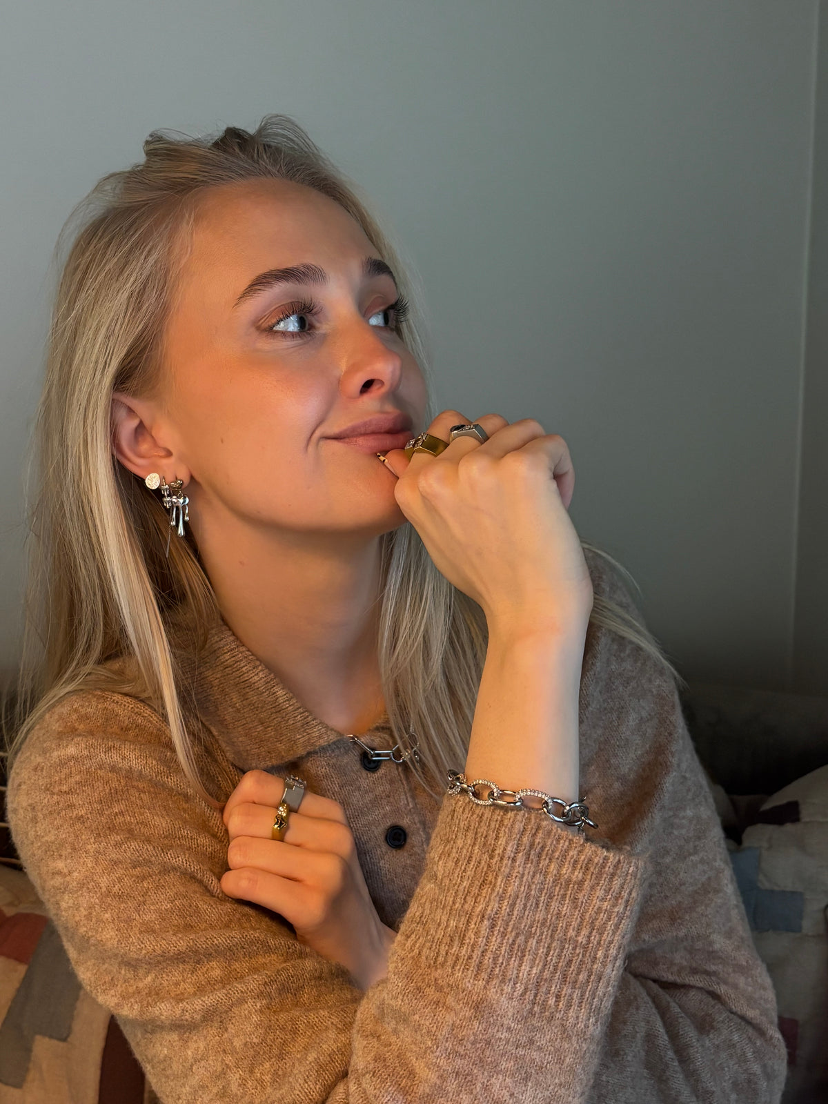 Soff Earring fra ATHALOU