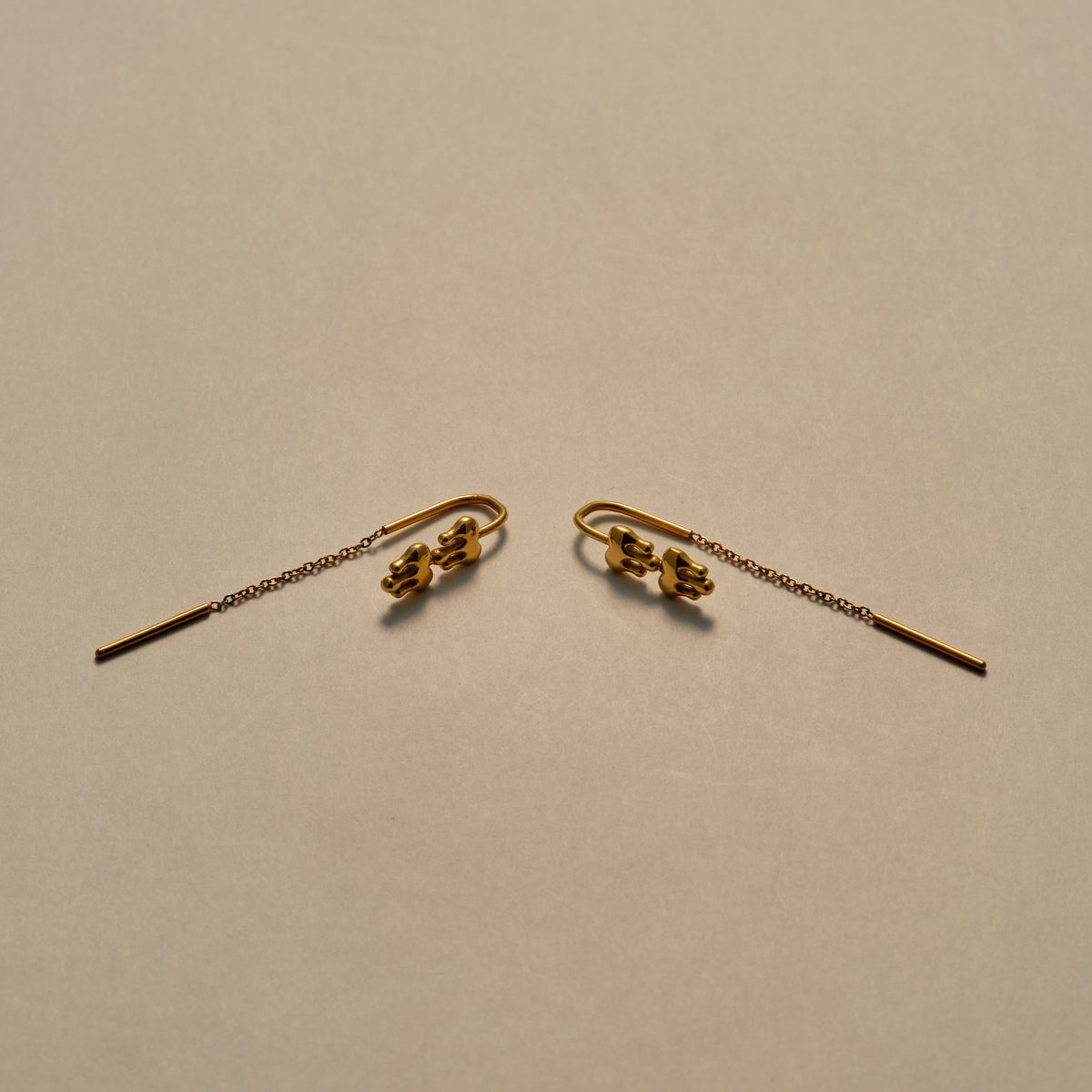 Nomi Earring i guldfarve med smeltede hjerter