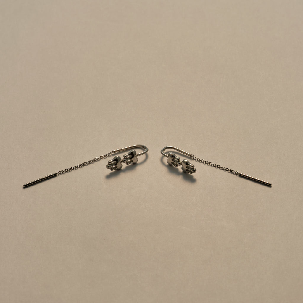 Nomi Earring i sølvfarve med smeltede hjerter