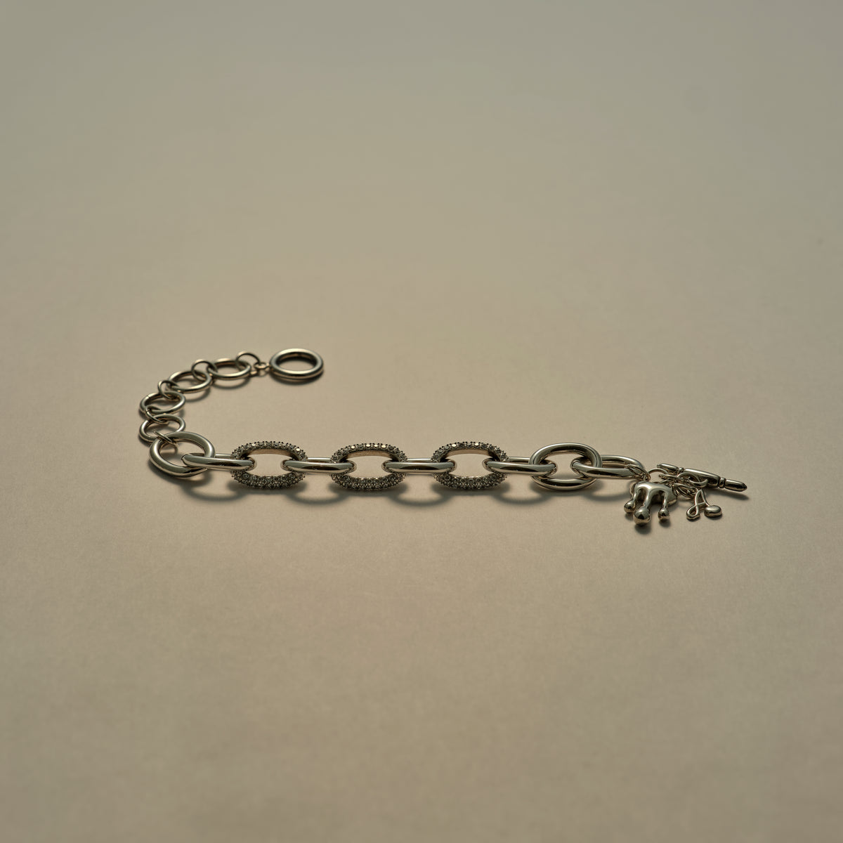 Palma Chunky Bracelet i sølvfarve med stenbesatte led