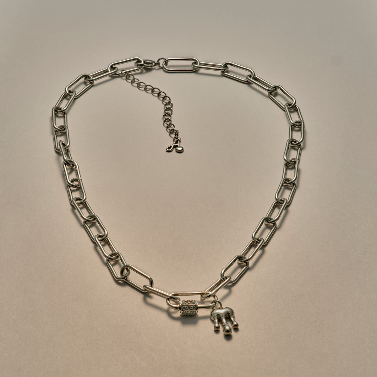 Polly Chunky Necklace i sølvfarve med hjertevedhæng