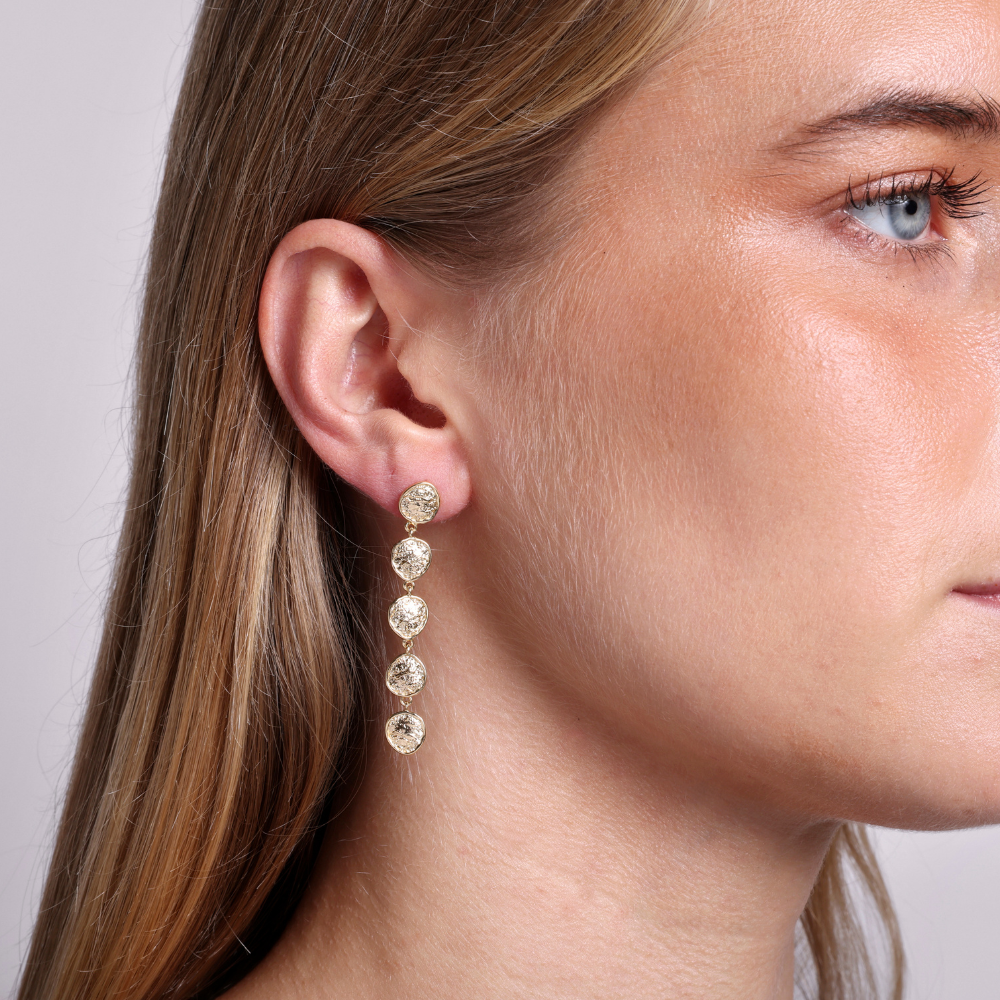 Bornholm Lenk Earring i guldfarve på model