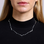 Ripple Necklace i sølvfarve på model